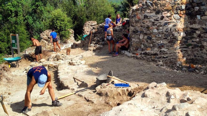 Els arqueòlegs ultimen una campanya plena de sorpreses a Vidreres