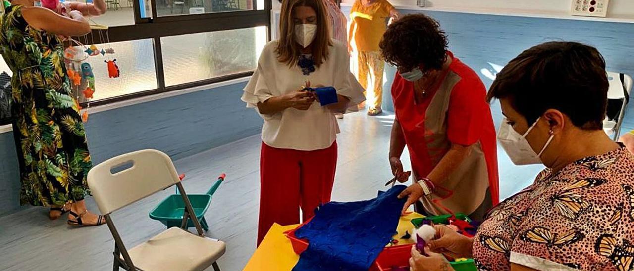 Carmen Hernández junto a varias educadoras de la escuela infantil de Las Remudas.