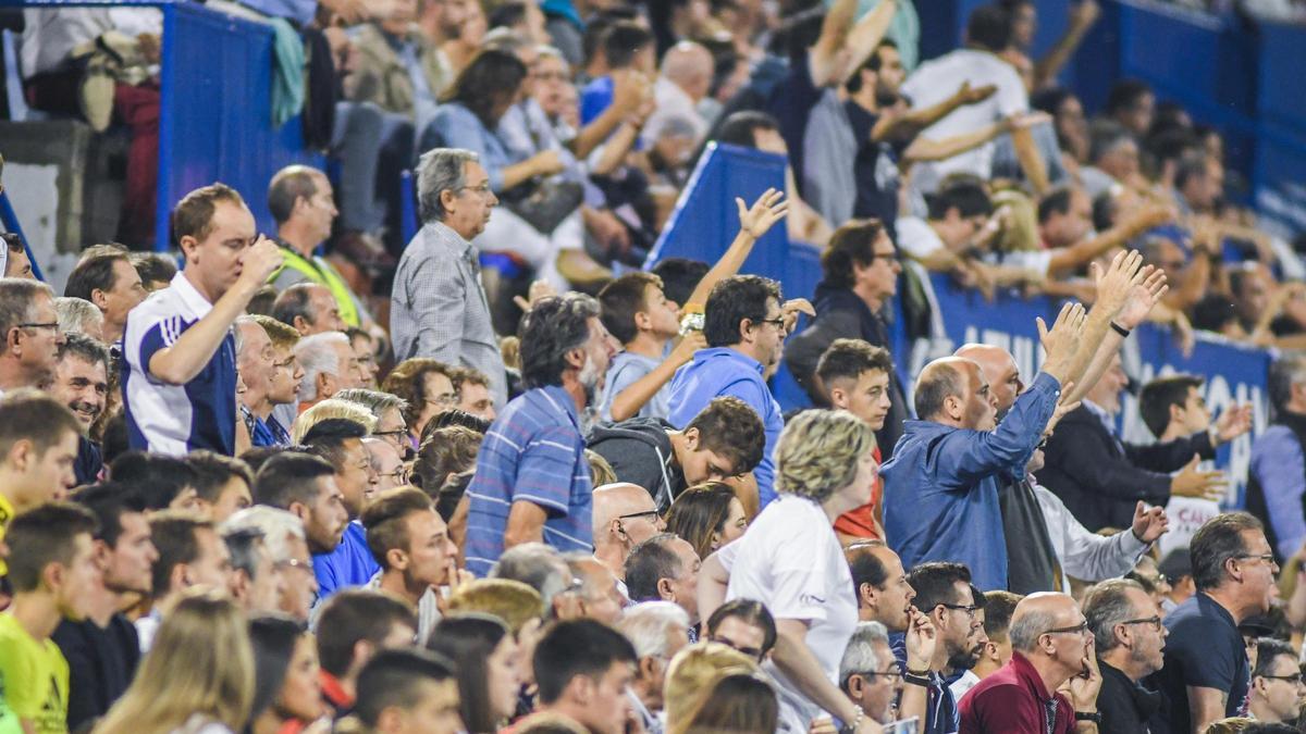 La afición zaragocista protesta en un encuentro en La Romareda