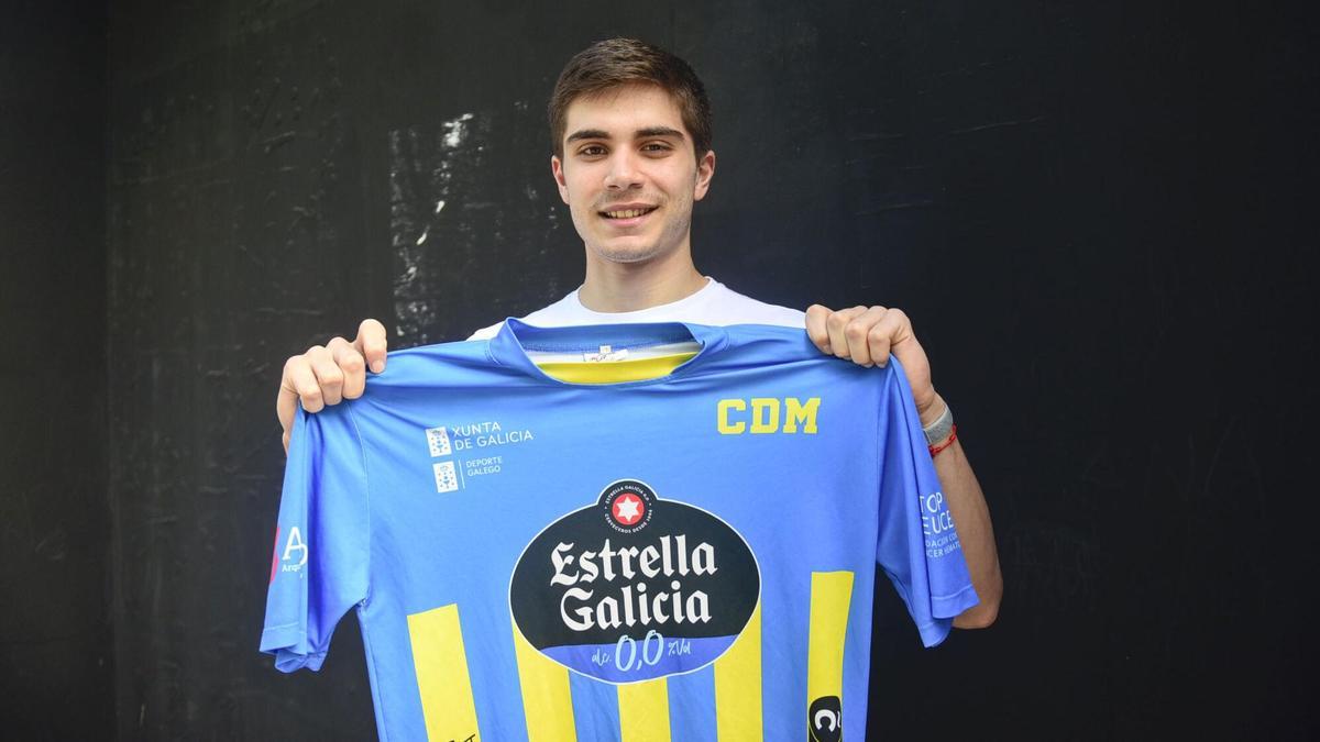 Hugo Marque posa con la camiseta de Compañía de María en la Plaza de Lugo.