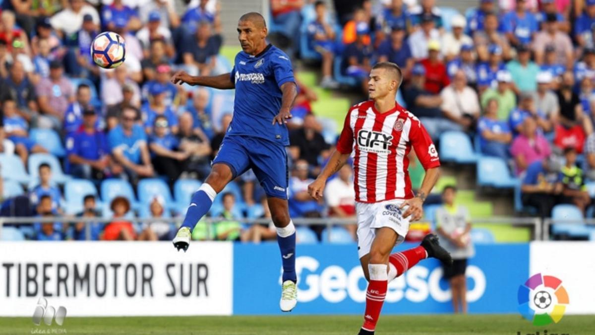 Longo, del Girona, persigue a Cata Díaz, del Getafe.