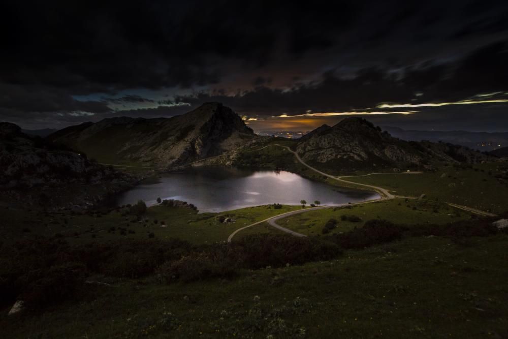 Lagos de Covadonga y Picos de Europa al atardecer