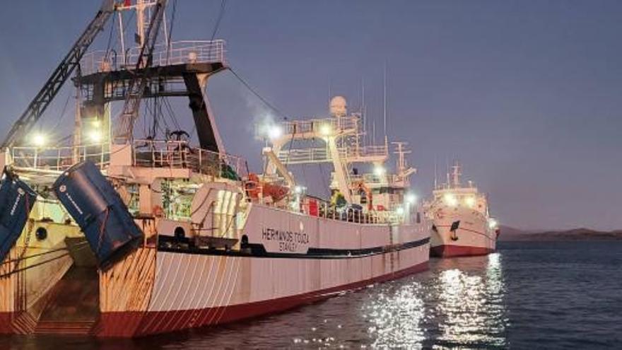 Dos de los arrastreros vigueses amarrados en el muelle de Stanley, en el archipiélago de Malvinas. |   // CRAIG THAIN