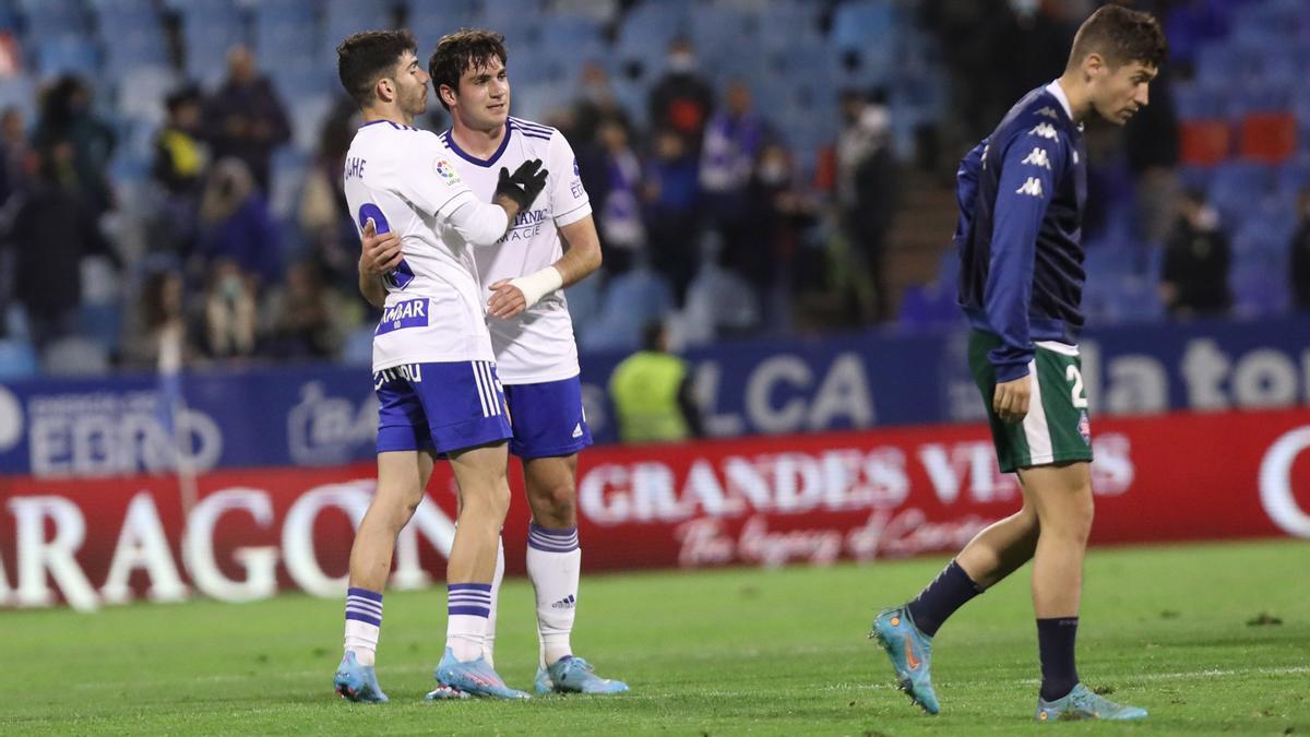 Puche celebra con Iván Azón el gol frente al Amorebieta.