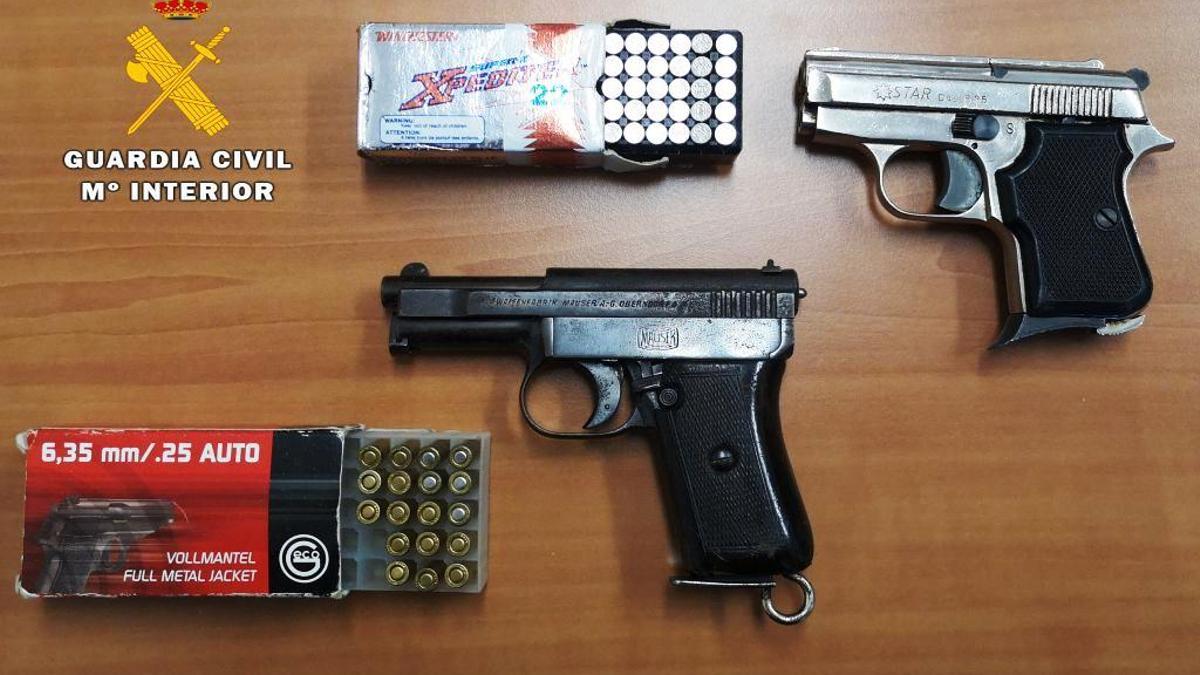 Pistolas requisadas en Mombuey a un detenido por tenencia ilícita de armas de fuego.