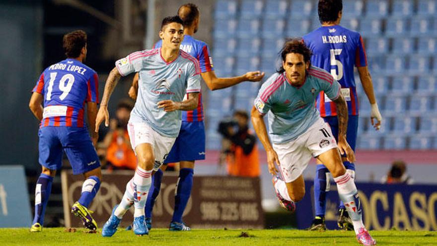 Larrivey celebra su primer gol ante el Levante // MARTA G. BREA