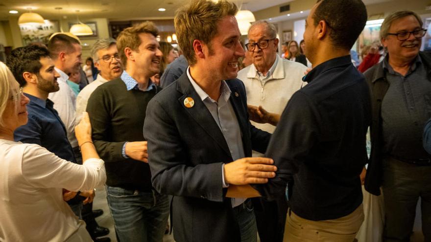 Jordi Masquef celebrant els resultats durant la nit electoral.