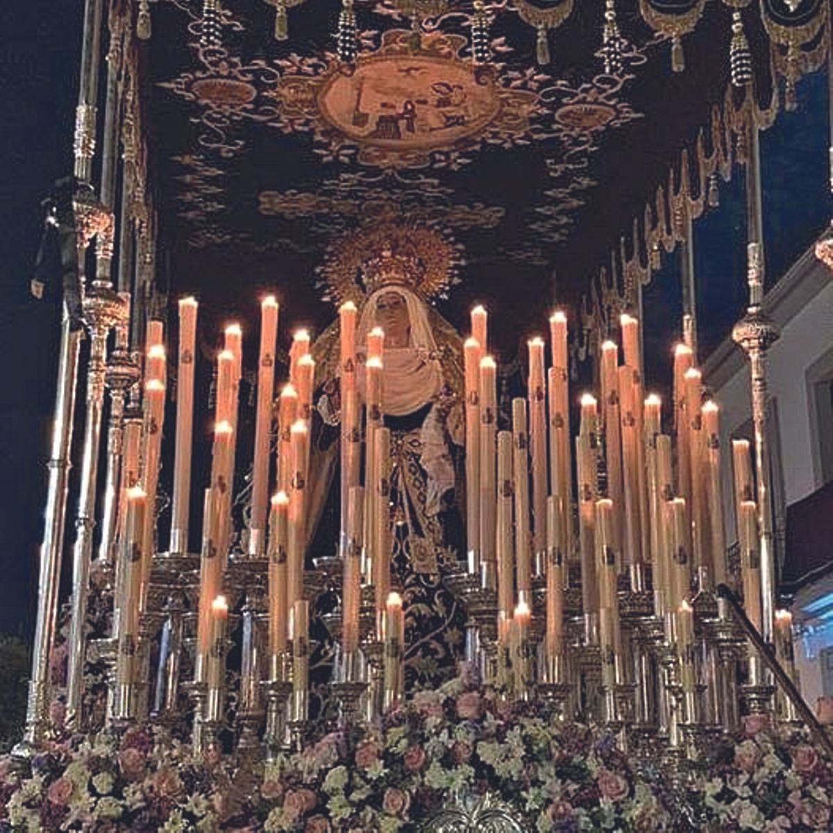 María Santísima de los Dolores. Su estación de penitencia la realiza el Jueves Santo en la medianoche.