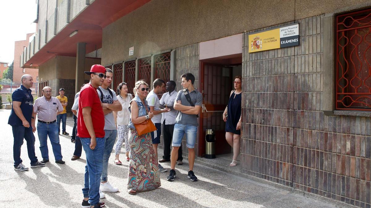 Alumnos ante la puerta de entrada al aula de informática de la Jefatura Provincial de Tráfico