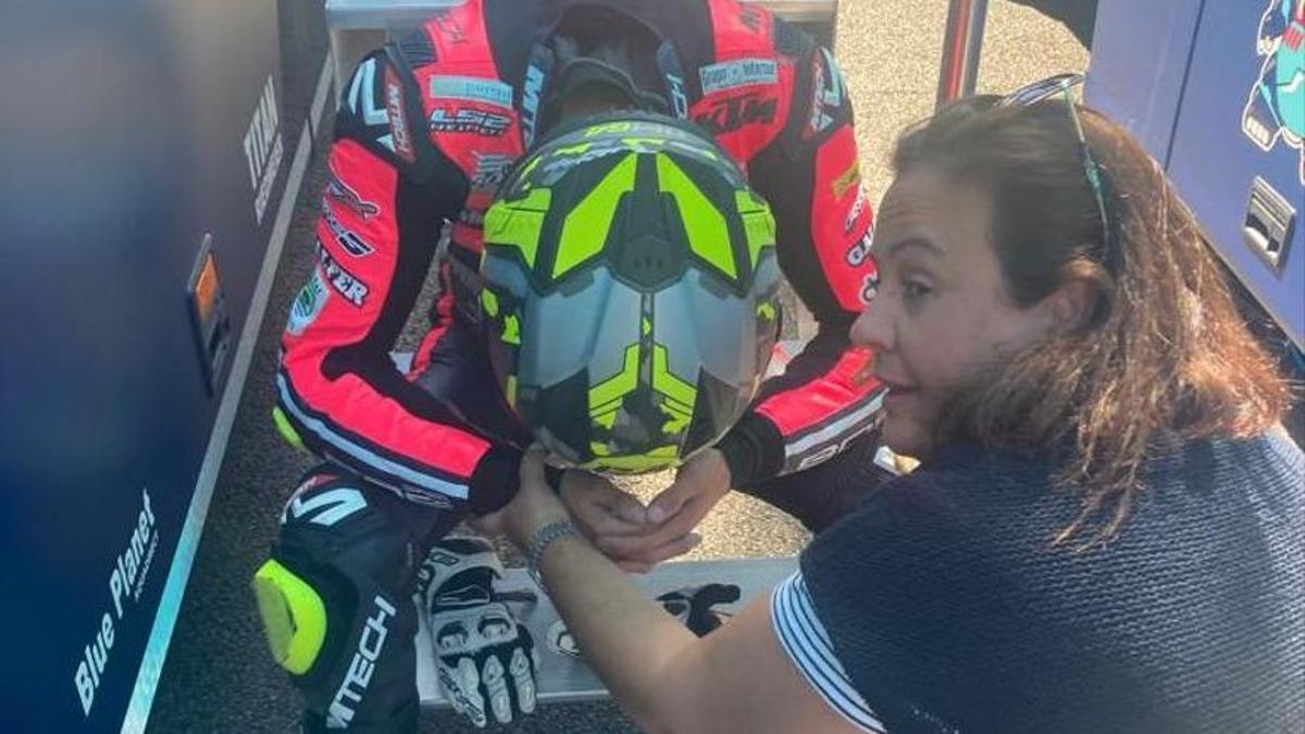 Aurora, una amiga de la familia, trata de consolar a David Muñoz, en Silverstone.