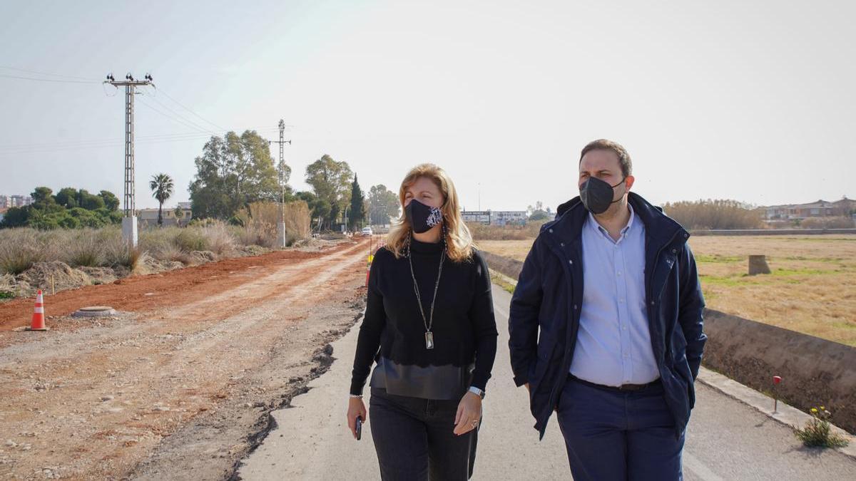 La alcaldesa y el edil de Urbanismo, en la visita a las obras.