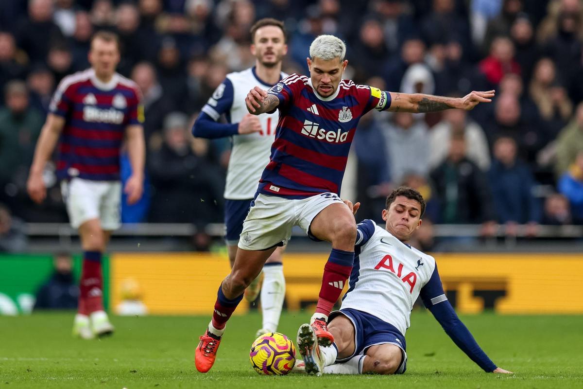 Bruno Guimaraes, en acción ante el Tottenham