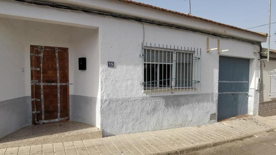 Precintos en la puerta de una de las casas.