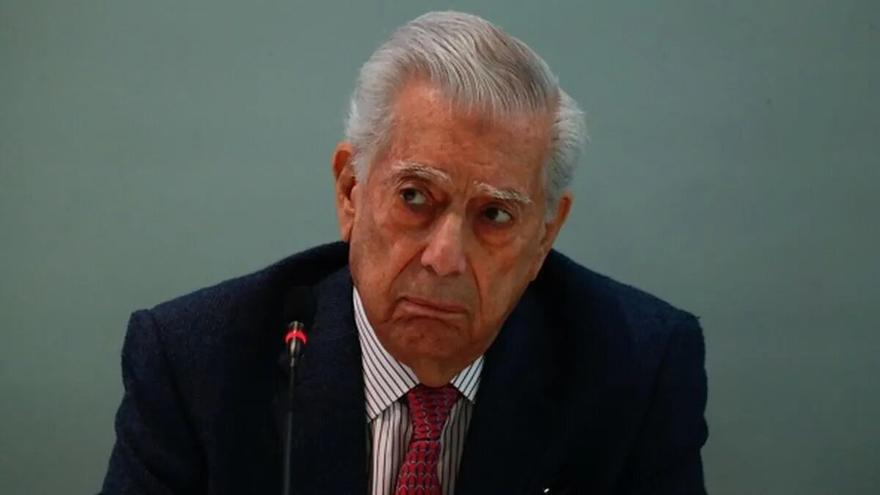 La nueva pareja de Vargas Llosa tras superar la ruptura con Isabel Preysler