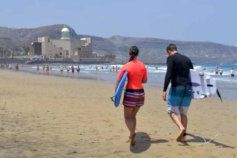 Surf en Las Canteras contra el calor