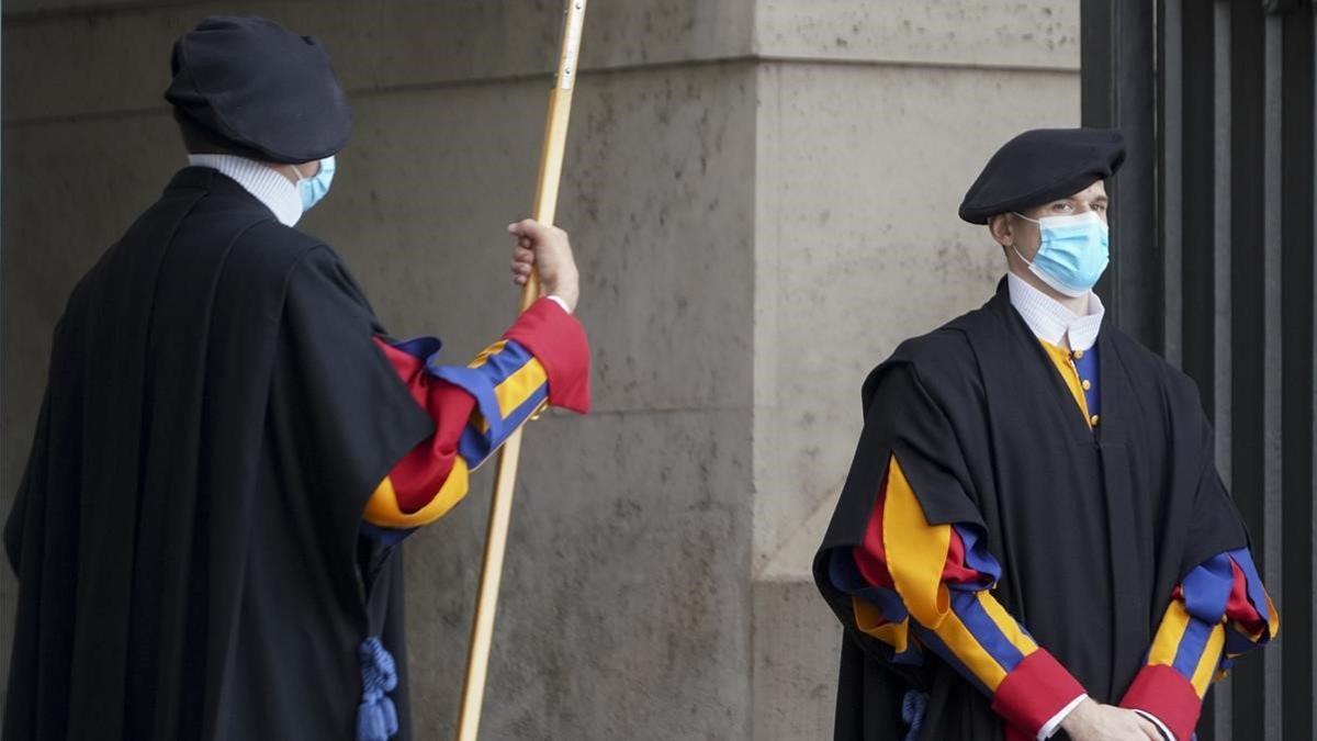 Dos miembros de la guardia suiza con mascarilla, este lunes en el Vaticano.