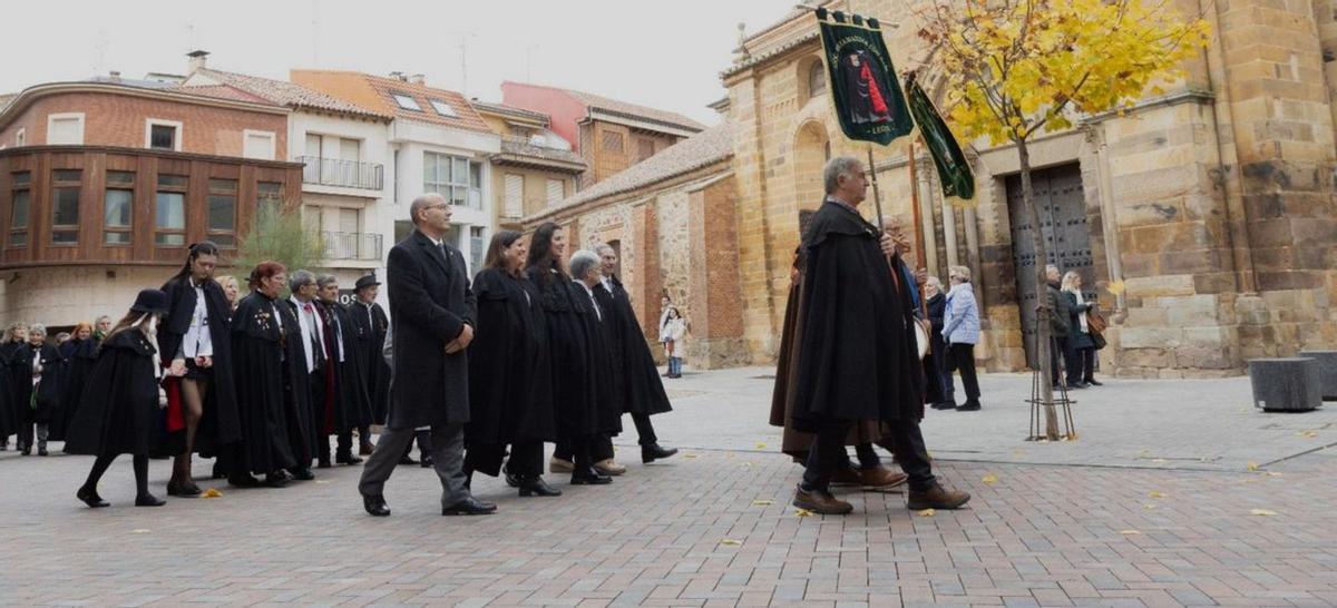 Atuendos y música tradicionales en la fiesta anual de Amigos de la Capa | E. P.