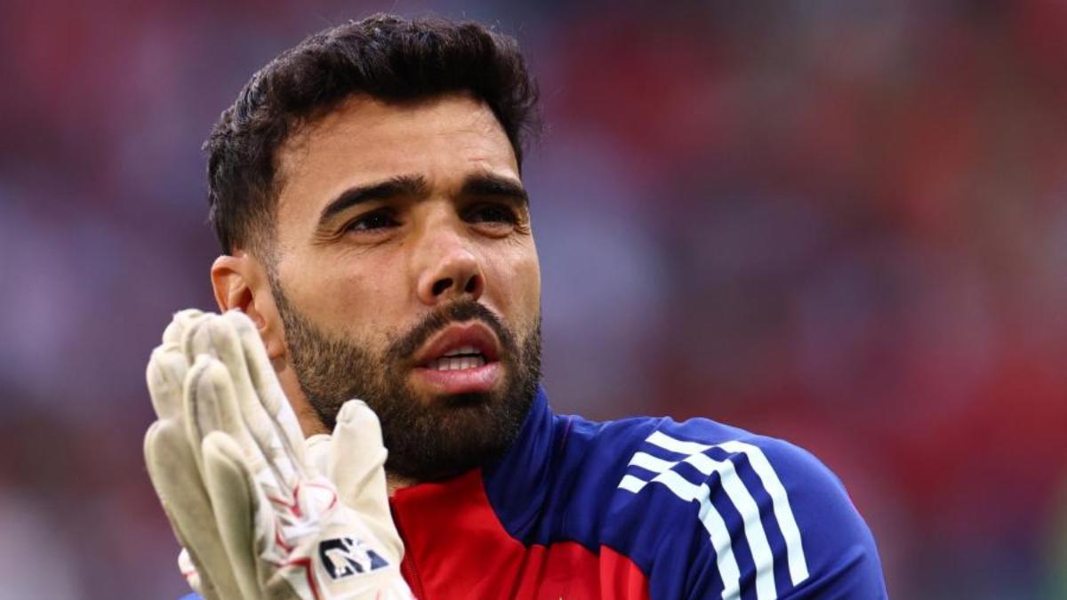 David Raya pone en un aprieto a De la Fuente con su estelar rendimiento bajo palos