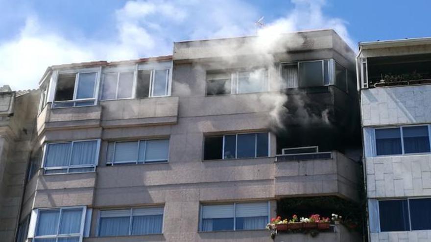 Un  incendio obliga a desalojar un edificio en Redondela