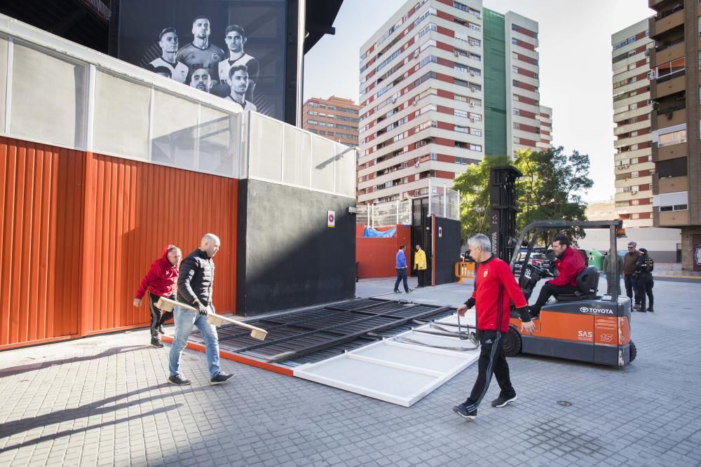 Cae una valla de Mestalla y hiere a un mujer