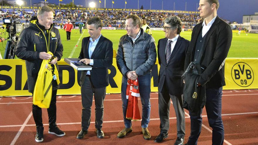 José Bernal y Javier Porcuna intercambiaron regalos con los presidentes del Borussia Dortmund y Standard Lieja.