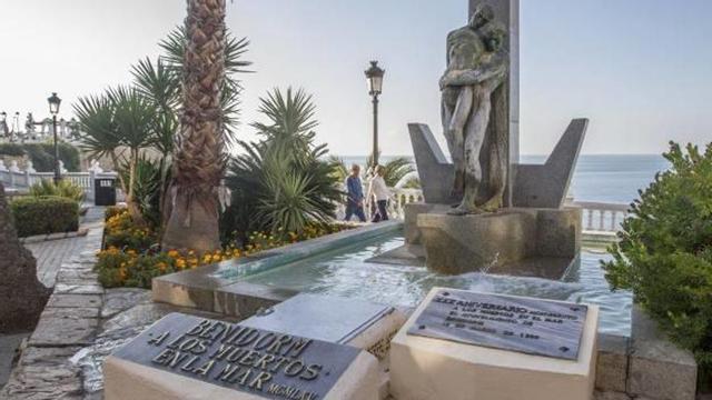El Monumento a los Muertos en el Mar, de Juan de Ávalos, y puestos de la feria de artesanía que alberga en los meses de verano.