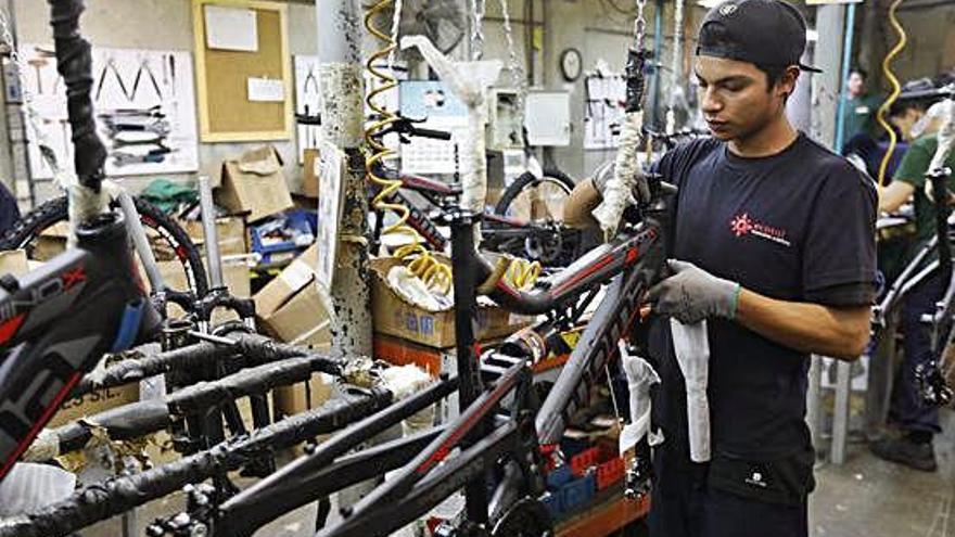 Un treballador, al taller de bicicletes d&#039;Ecosol, en una imatge d&#039;arxiu.