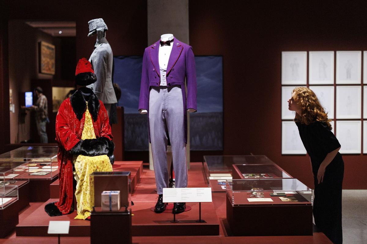 LONDRES (Reino Unido), 17/11/2025.- Un asistente de galería posa con títeres utilizados en la película Isla de los Perros durante un photocall para la próxima exposición Wes Anderson: The Archives en el Design Museum en Londres, Gran Bretaña, 17 de noviembre de 2025. El Design Museum albergará la primera gran exposición británica de la obra del cineasta, que se celebrará del 21 de noviembre de 2025 al 26 de julio de 2026. La exposición otorga un acceso sin precedentes a los archivos personales de Wes Anderson, acumulados durante tres décadas, con más de 700 objetos, muchos de los cuales nunca se han exhibido en Gran Bretaña. 