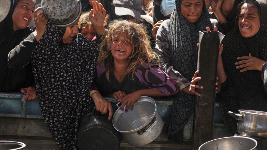 Mujeres y niñas palestinas claman por comida en Yan Junis. | | AP PHOTO/ABDEL KAREEM HANA