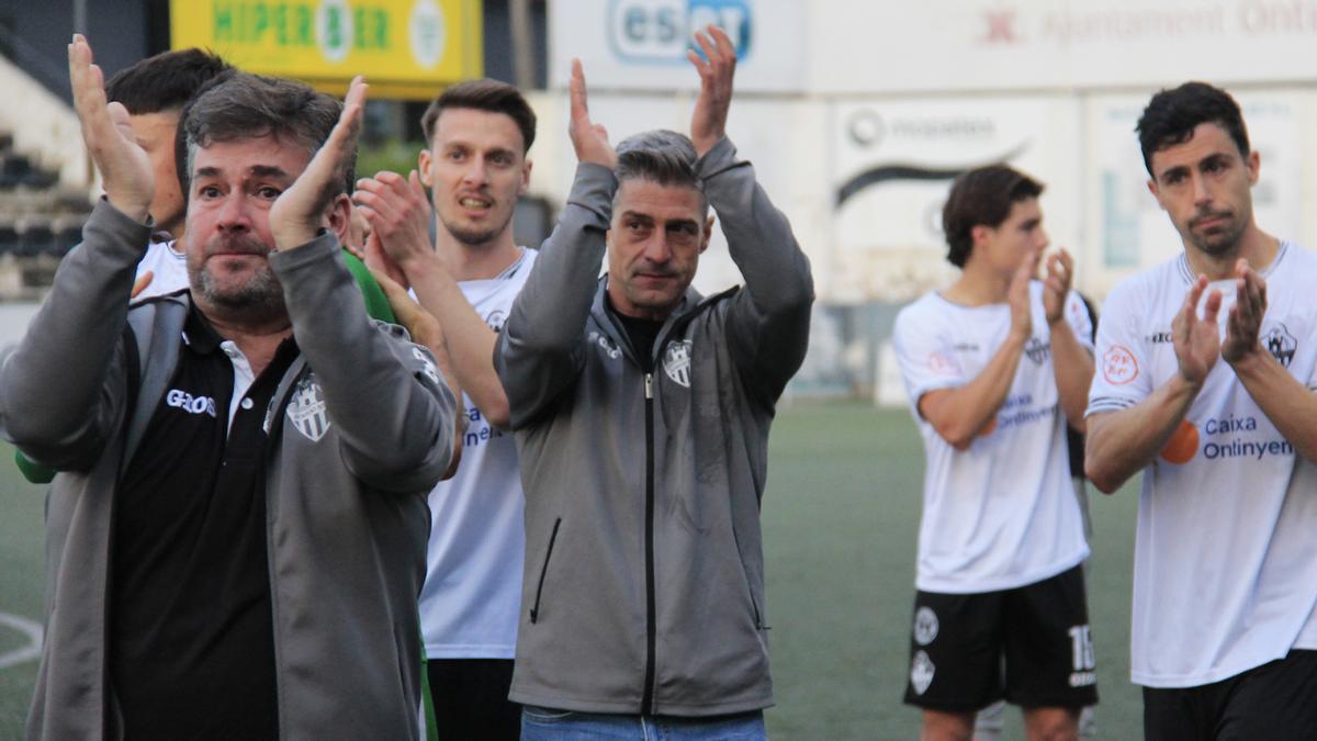 Los técnicos Roberto Bas, al centro, y Óscar Bernabéu, a la izquierda, se despiden del Ontinyent 1931 CF