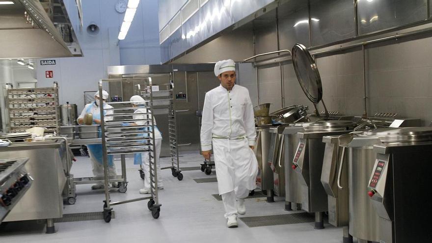 El Sergas pagará para evitar la huelga indefinida en la subcontrata de la cocina del Cunqueiro