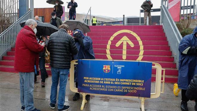 La jornada electoral en Barcelona arrancó con lluvia