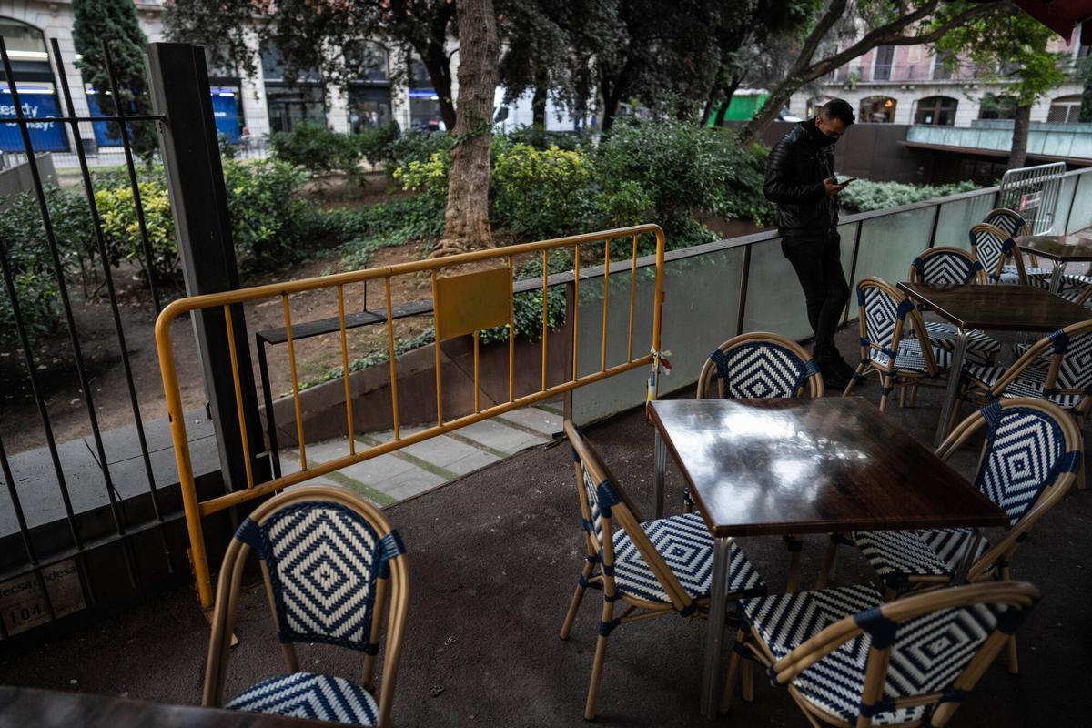 Barcelona, 2/12/2025. SOCIEDAD. Vecinos de la plaza Vila de Madrid, en el Gòtic, denuncian la presencia de un presunto narcolocal donde se vende y consume droga en plena calle, así como el deterioro creciente del espacio público. Foto: Zowy Voeten / El Periódico