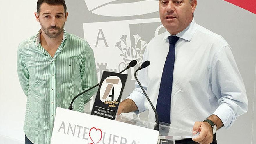 El edil de Hacienda, Juan Rosas, y el alcalde de Antequera, Manuel Barón, tras la reunión.