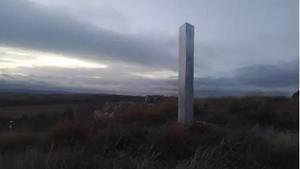 Monolito metálico encontrado en las ruinas de la iglesia de Santiago en Ayllón