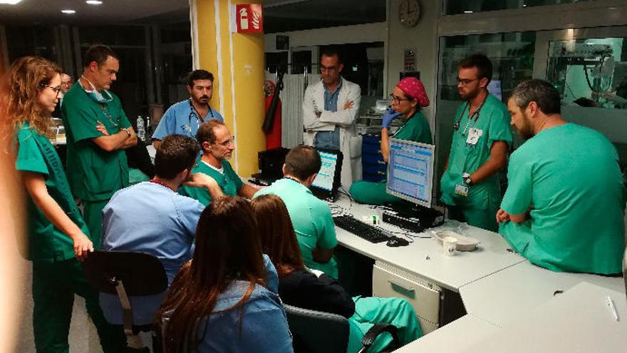 El equipo del Hospital Negrín que participó en el primer trasplante de corazón de Canarias tras la intervención.