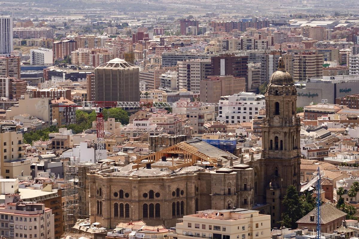 Obras de construcción del nuevo tejado de la Catedral de Málaga