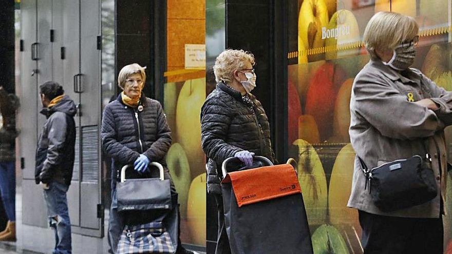 Cues el dimecres a l&#039;exterior d&#039;un supermercat.