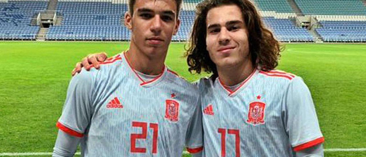 Gabri Veiga y Miguel Rodríguez posan con la zamarra de la selección española sub 18 durante un torneo internacional en Portugal.