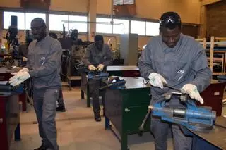 Los migrantes acogidos en Valga buscan su inserción en el sector industrial