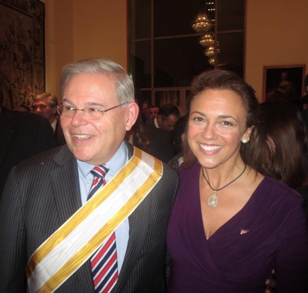 Teresa Valcarce con el senador Robert Menéndez.