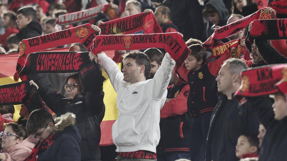 Mallorquinistas animan al equipo en Son Moix.