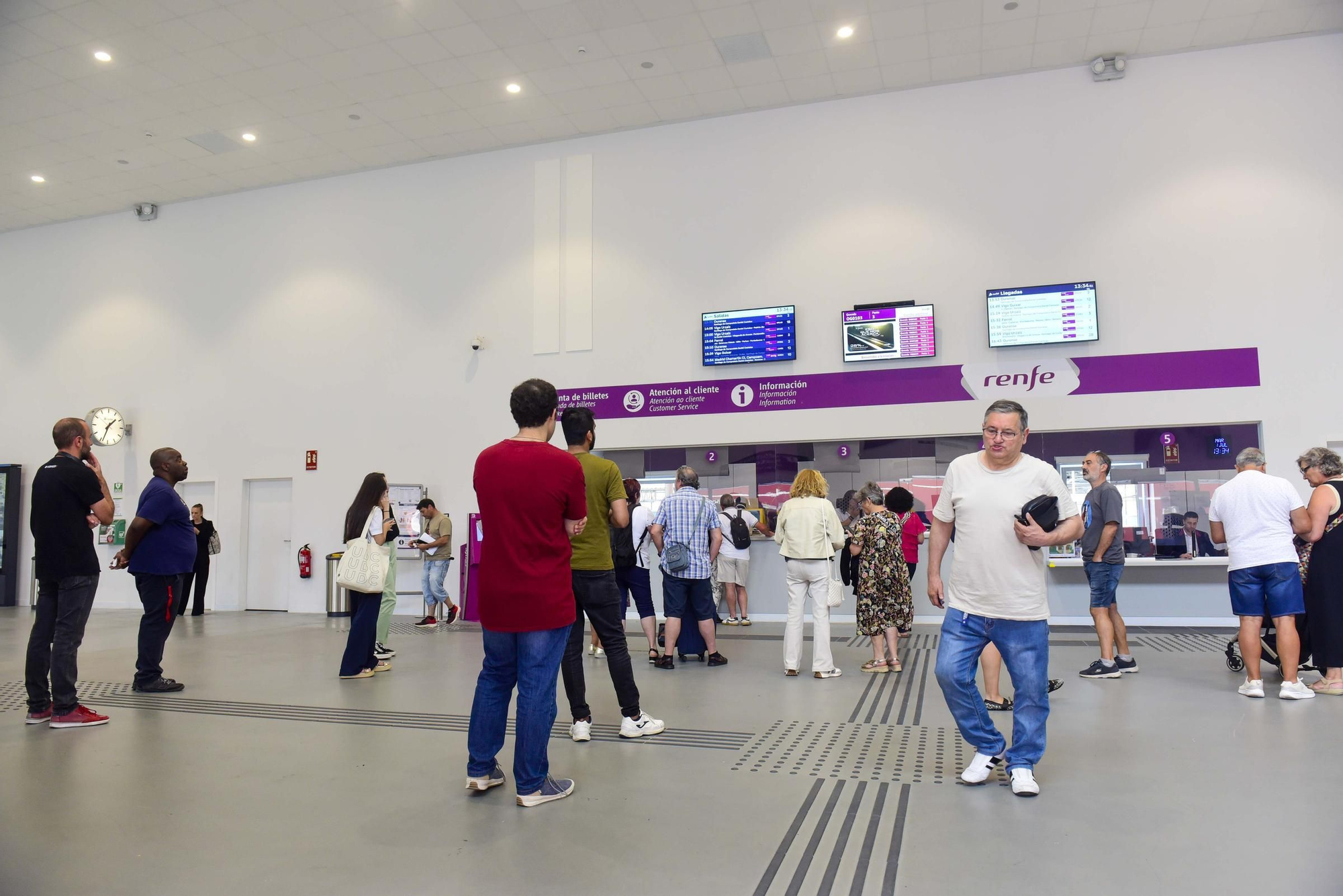 Dudas y colas en la estación de tren de A Coruña durante el primer día sin abono gratuito