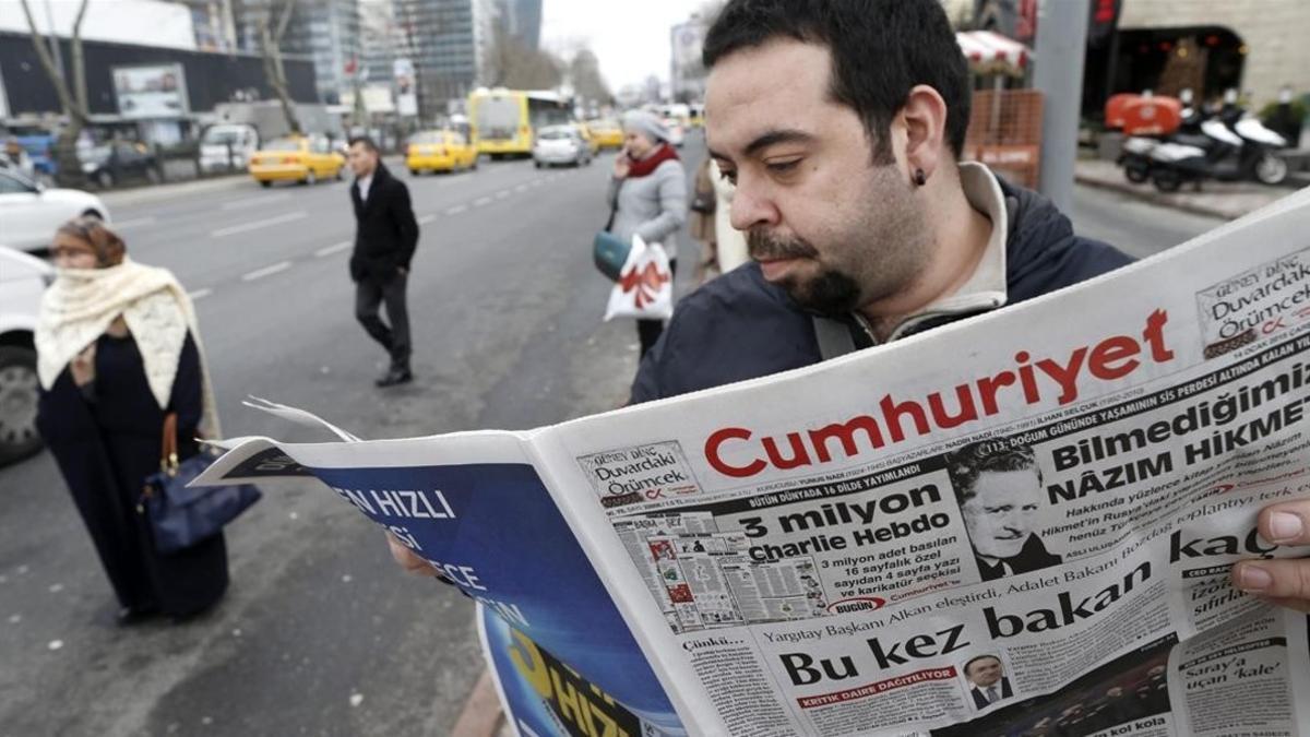 Un hombre lee un ejemplar del 'Cumhuriyet', el único diario turco que publicó un suplemento sobre 'Charlie Hebdo', en Estambul, el 14 de enero del 2015.