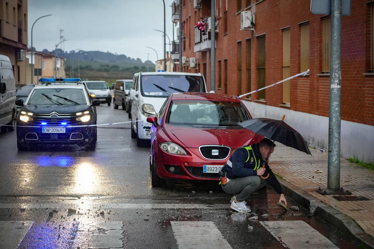 Un agente inspecciona los destrozos que causó la explosión en la calle Margarita Xirgu.