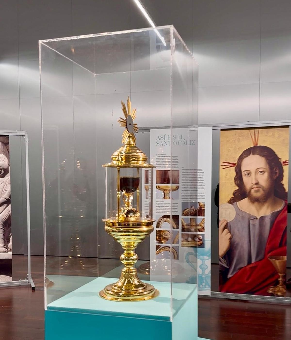 La exposición del Santo Cáliz en la sala Cívica del Antic Mercat.