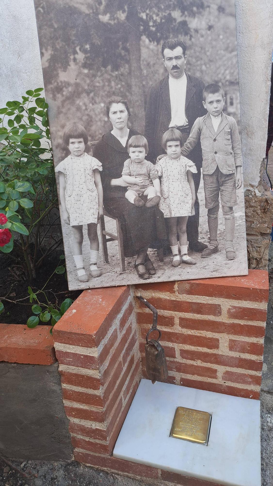 Hilario Álvarez Moradiellos, con su mujer e hijos.