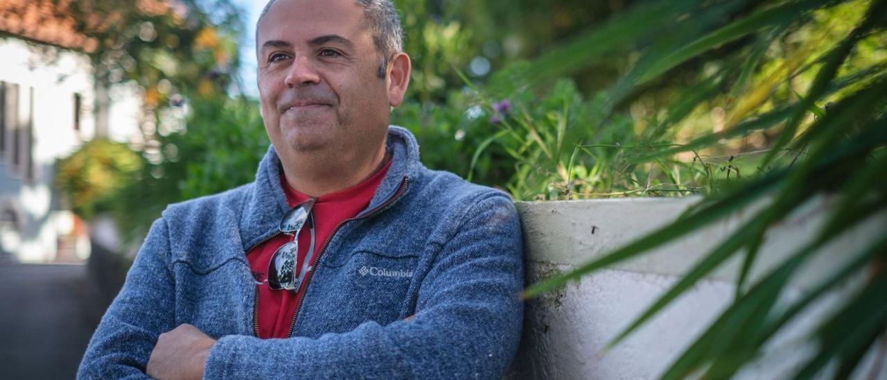 El director de la Fundación Telesforo Bravo, Jaime Coello, en el Parque Natural Doña Chana en La Orotava, la nueva sede de la organización. | |