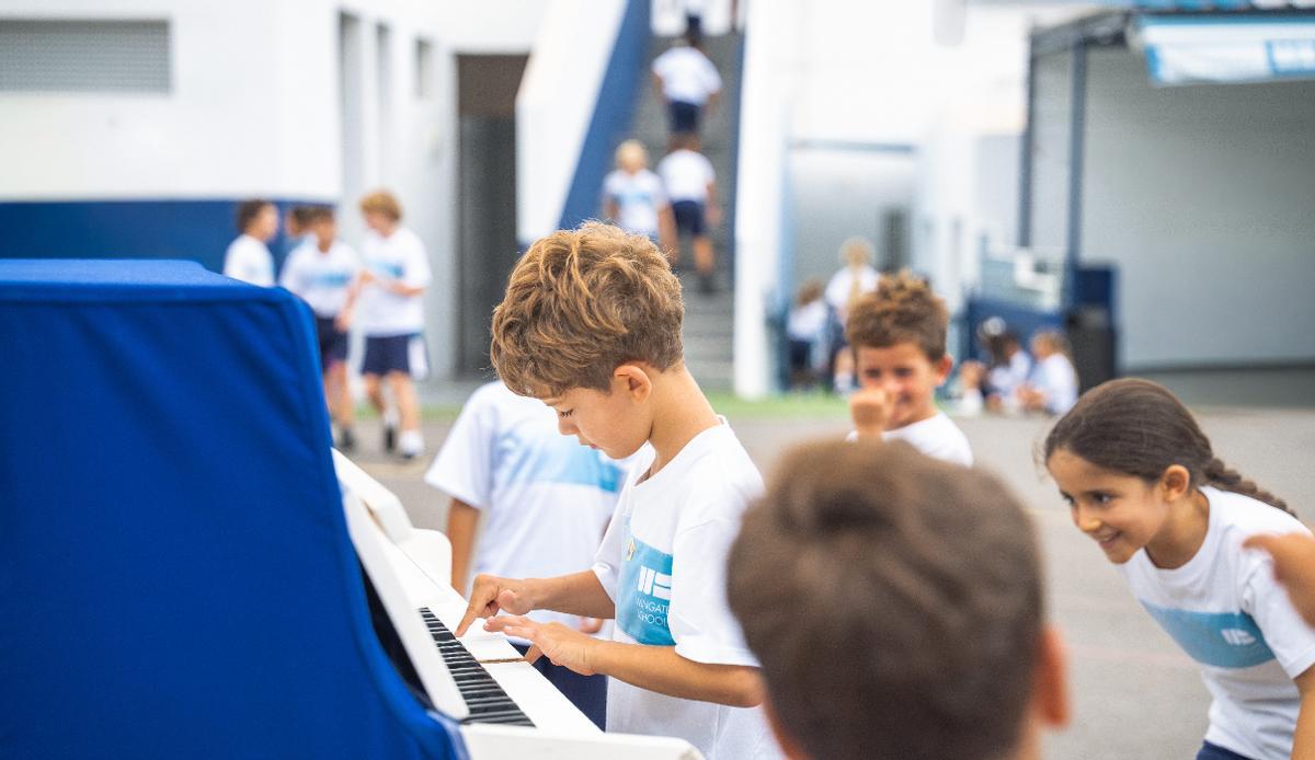 Uno de los alumnos tocando el piano.