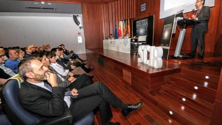 Imagen de la conferencia de Francisco Mora en el salón de actos del CADA.